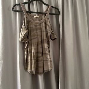 White Crow Short Sleeve Cold Shoulder Size S